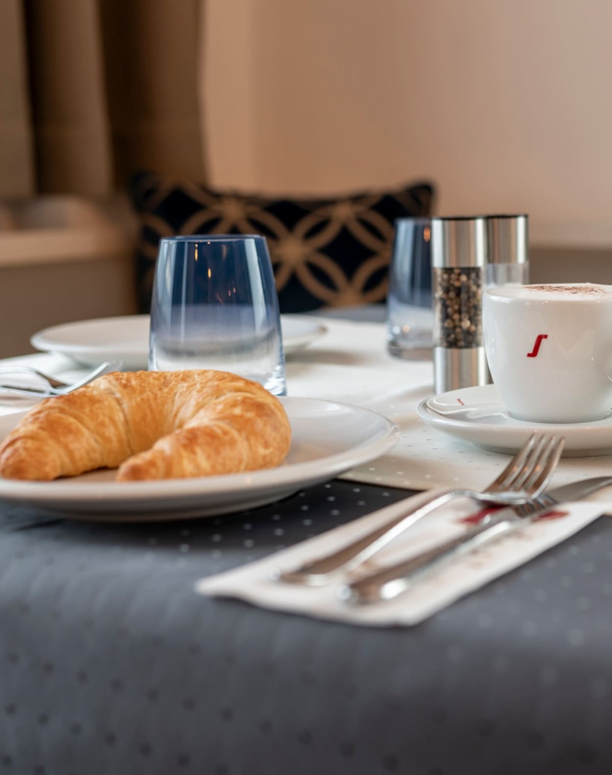 Ein feines Croissant und einen Cappuccino für den Start in den Tag © Lorenz Masser