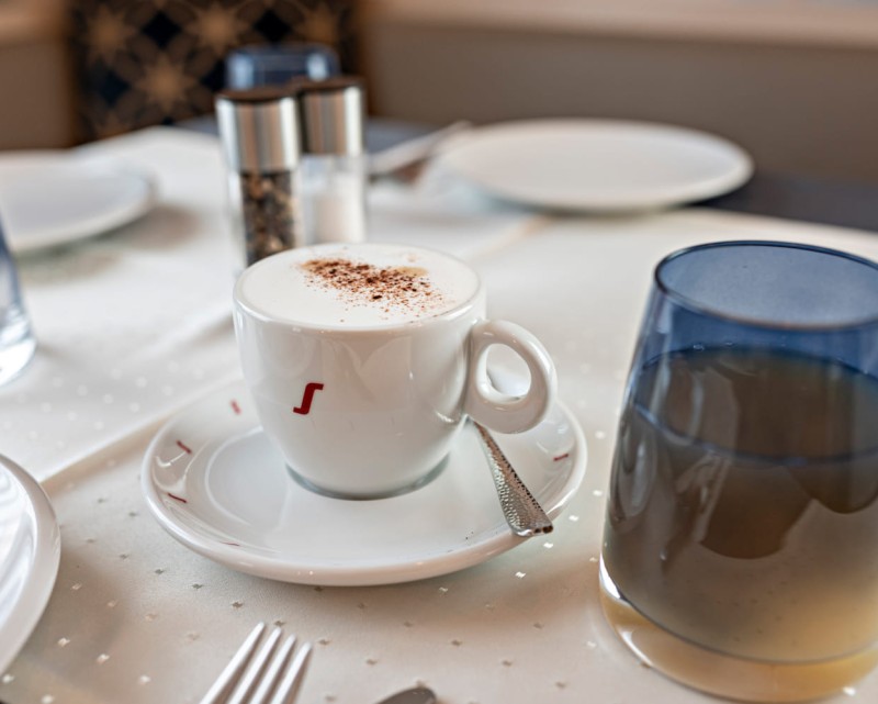 Den Kaffee mit Milchschaum zum Frühstück genießen. © Lorenz Masser