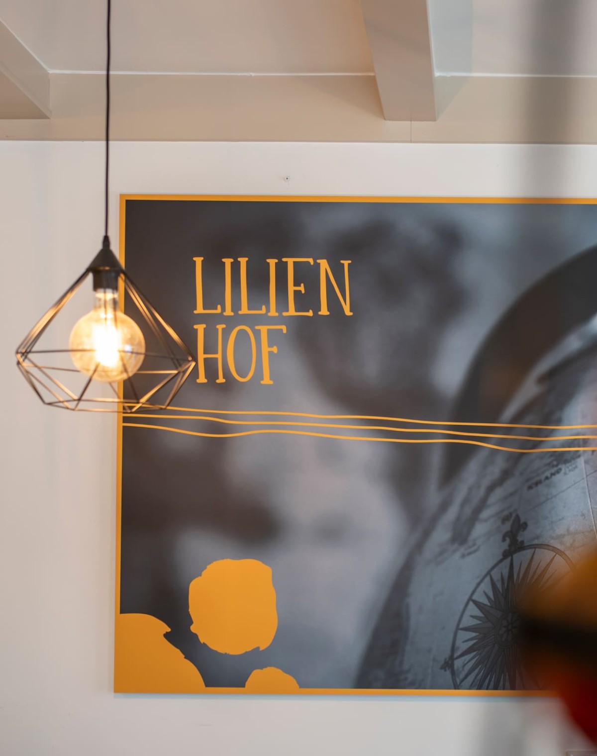 Lampe und Wandbild im Frühstücksraum © Foto von Lorenz Masser