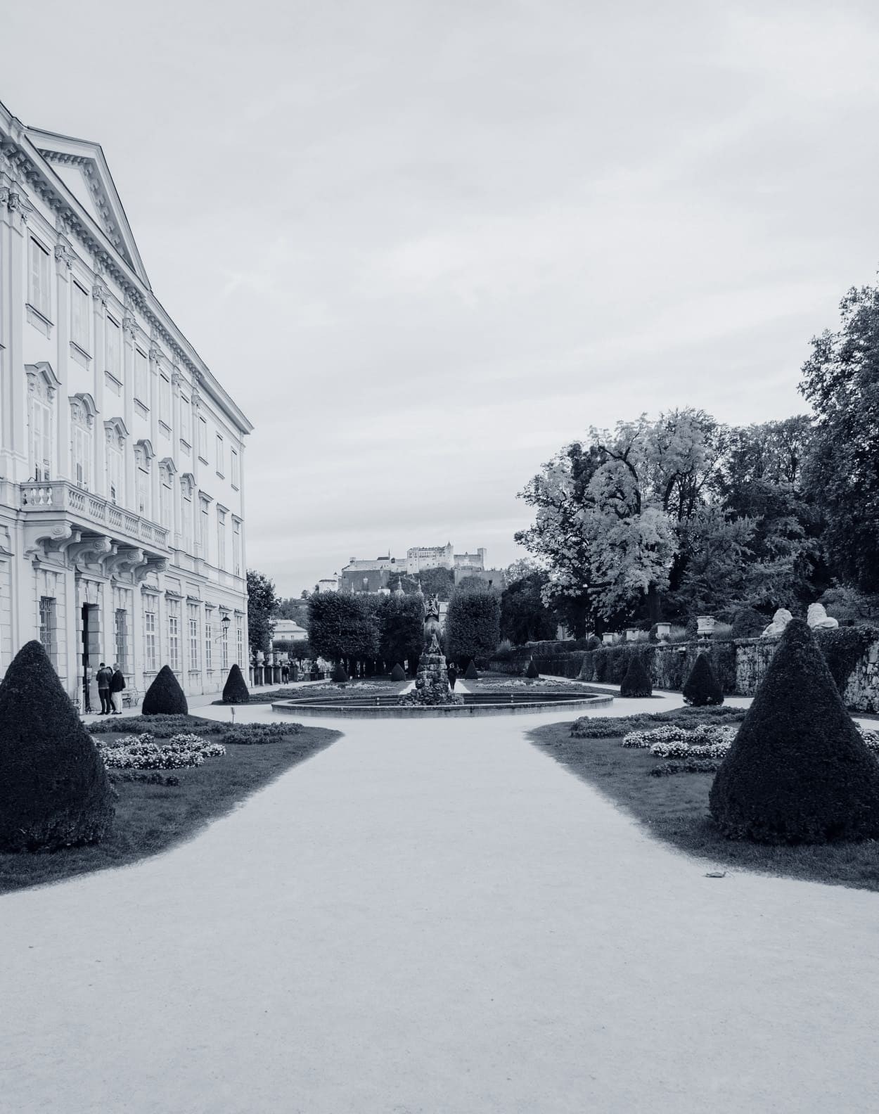 Schloss Mirabell im Hintergrund die Festung Hohensalzburg © Chris Kursiko auf unsplash.com