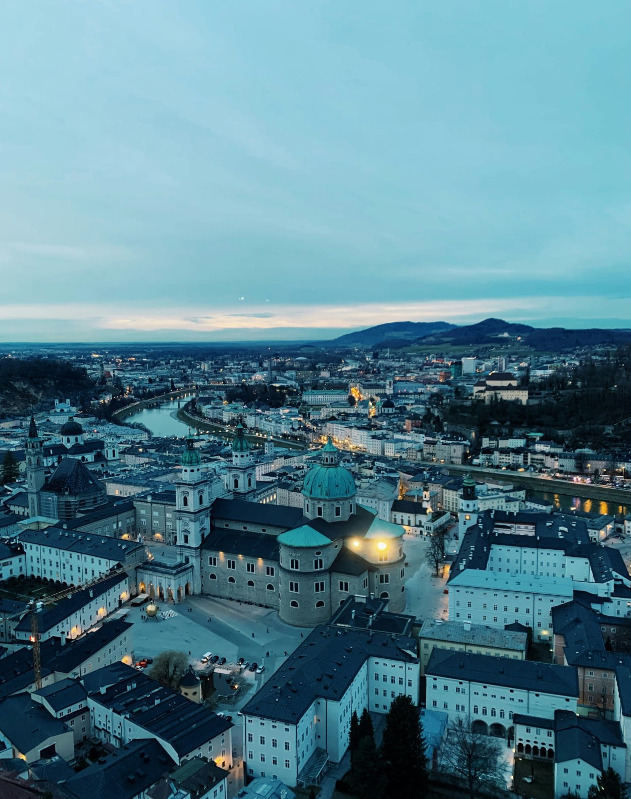 Stadt Salzburg in der blauen Stunde am Abend © Nicolas Chometowski auf unsplash.com