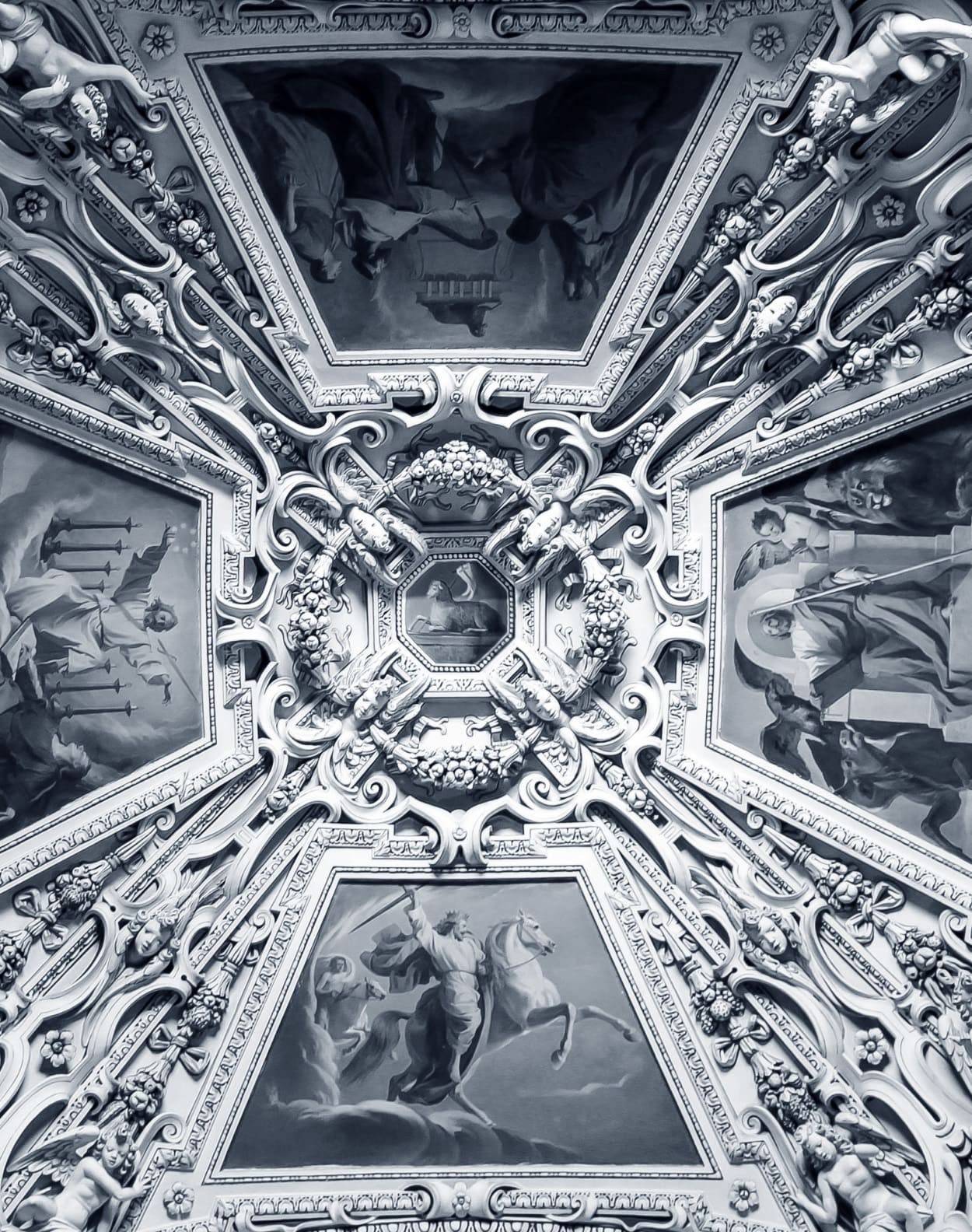 Deckenfresken in der Kirche © Daniel Posthuma auf unsplash.com