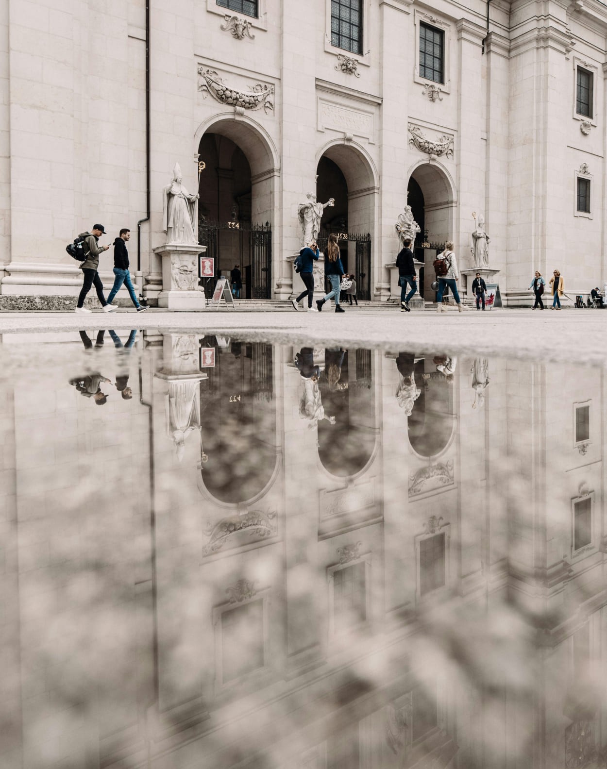 Salzburger Dom Eingang © Patrick Langwallner auf unsplash.com