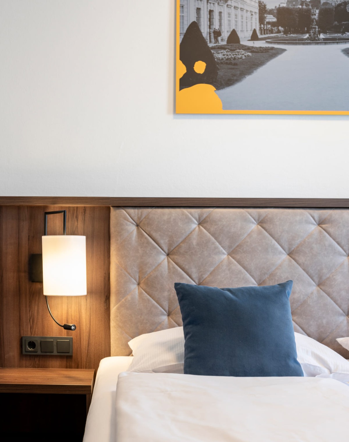 Bett und Leselampe in der Suite © Foto von Lorenz Masser