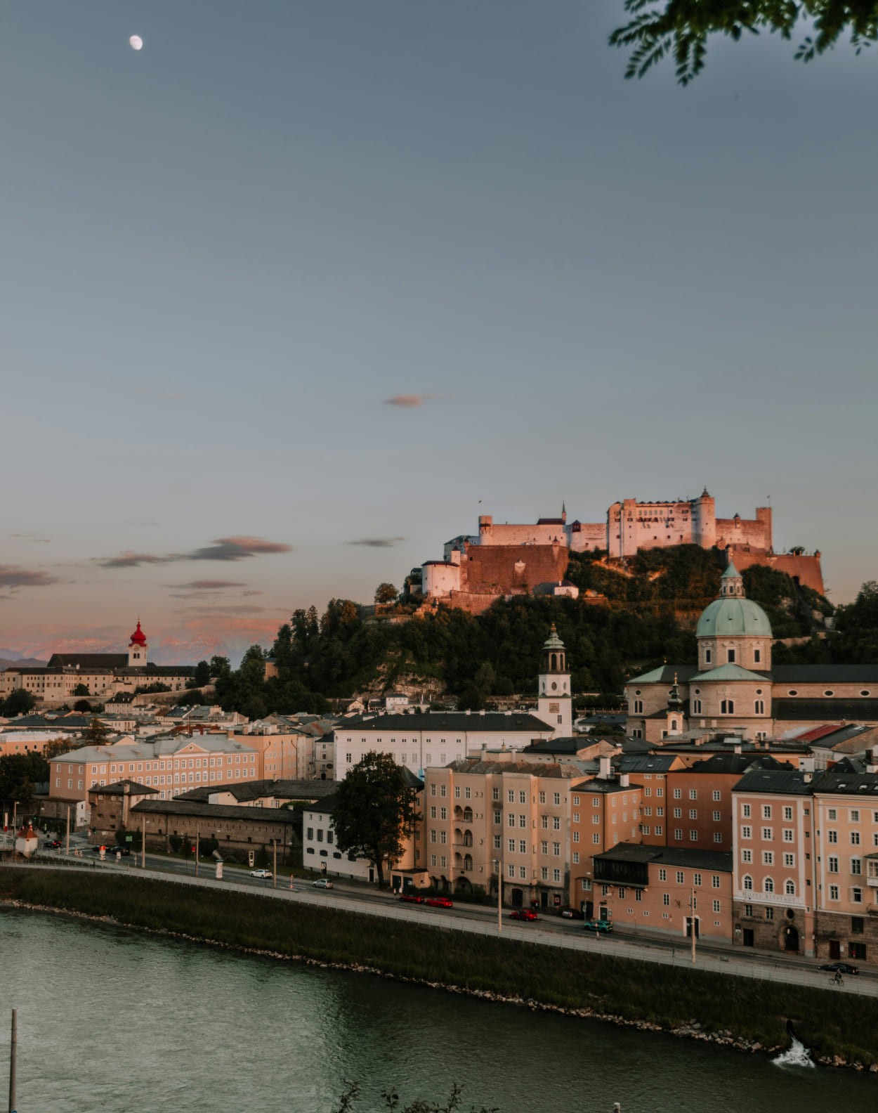 Blick auf die Festung und Altstadt bei Dämmerung © Patrick Langwallner auf unsplash.com