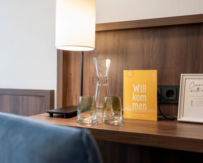 Wassergläser und Karaffe im Doppelzimmer Cosy © Foto von Lorenz Masser