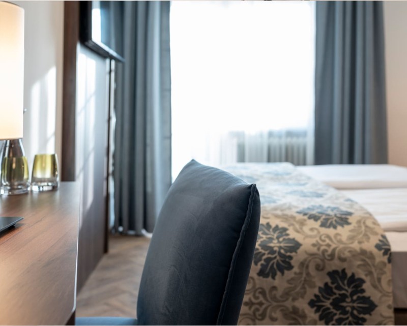 Stuhl und Schreibtisch mit Trinkwasser im Doppelzimmer © Foto von Lorenz Masser