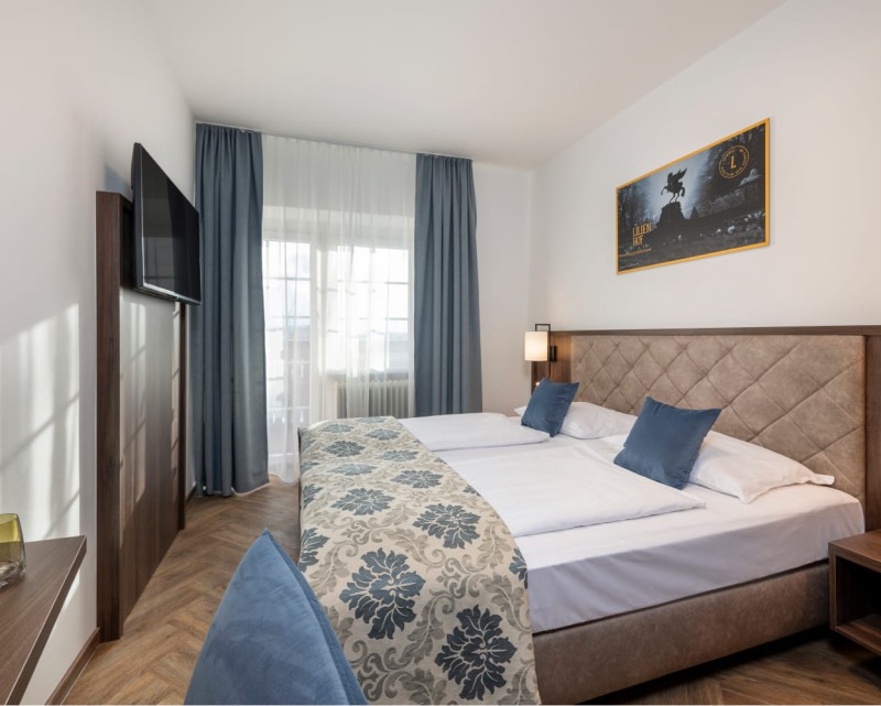 Doppelzimmer mit TV und Balkon © Foto von Lorenz Masser