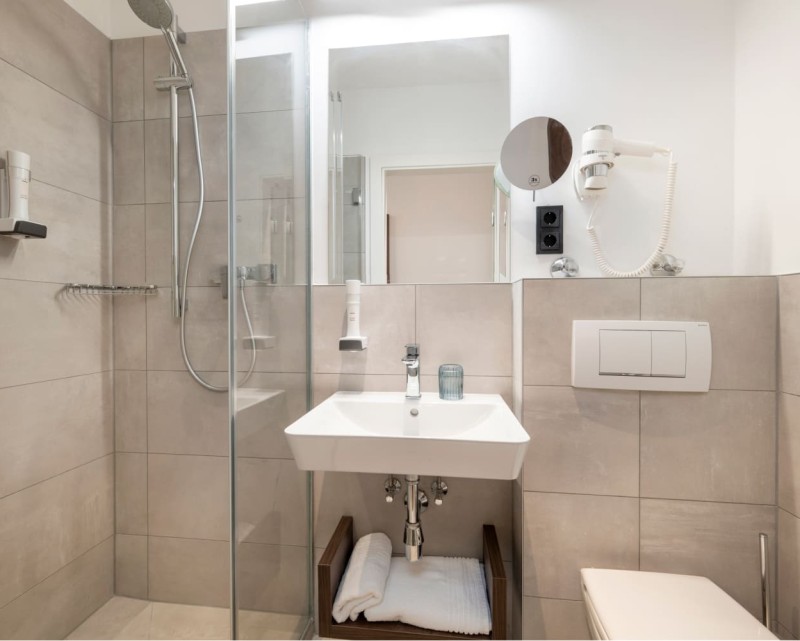 Modernes Bad im Einbettzimmer © Foto von Lorenz Masser