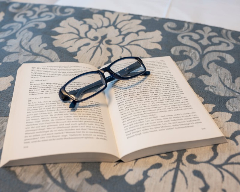 Brille auf Bett © Foto von Lorenz Masser