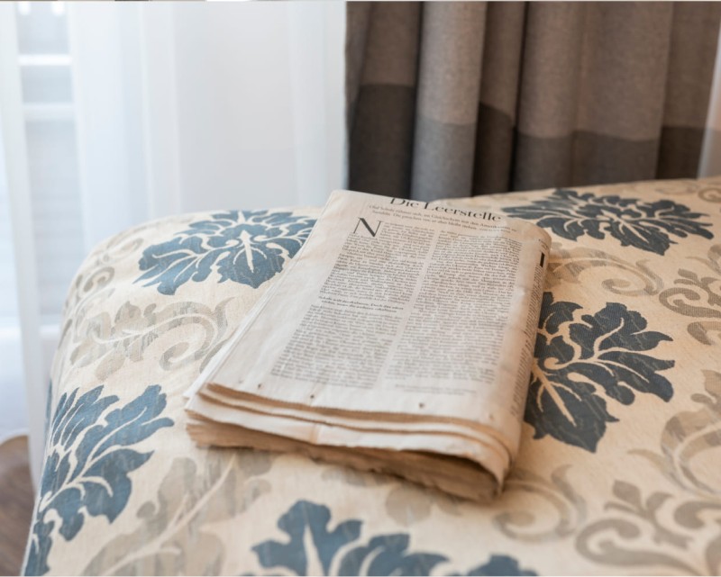 Zeitung am Bett im Hotel Lilienhof Salzburg © Foto von Lorenz Masser