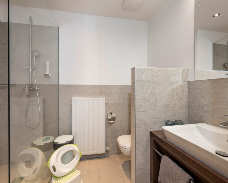 Badezimmer mit Hocker und Toilettensitz, wenn gewünscht © Foto von Lorenz Masser