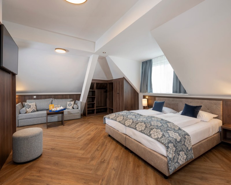 Das Doppelbett und Couch © Foto von Lorenz Masser