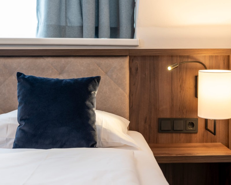 Betthaupt und Nachttisch mit Leselampe © Foto von Lorenz Masser