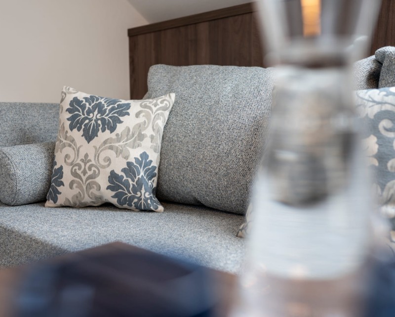 Gemütliche Couch und Wasser auf dem Zimmer © Foto von Lorenz Masser