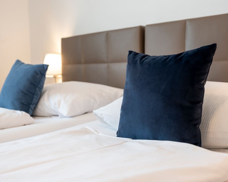 Nahaufnahme vom Bett mit Kissen © Foto von Lorenz Masser