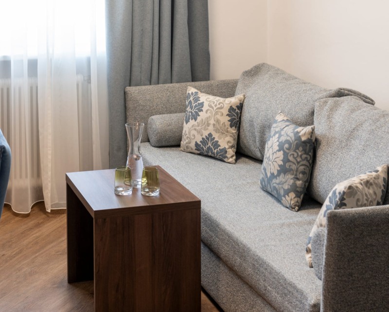 Couch in der Suite im Hotel Lilienhof © Foto von Lorenz Masser