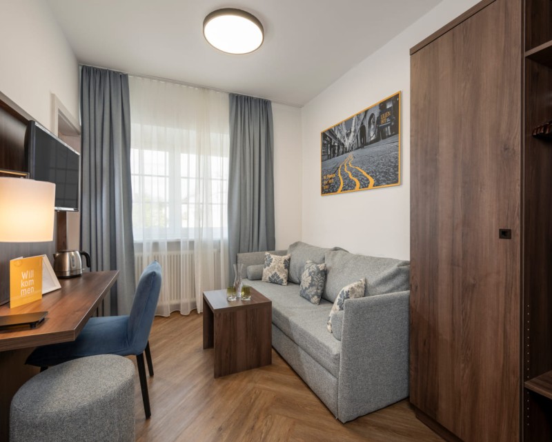 Wohnbereich mit Schreibtisch und Sofa © Foto von Lorenz Masser