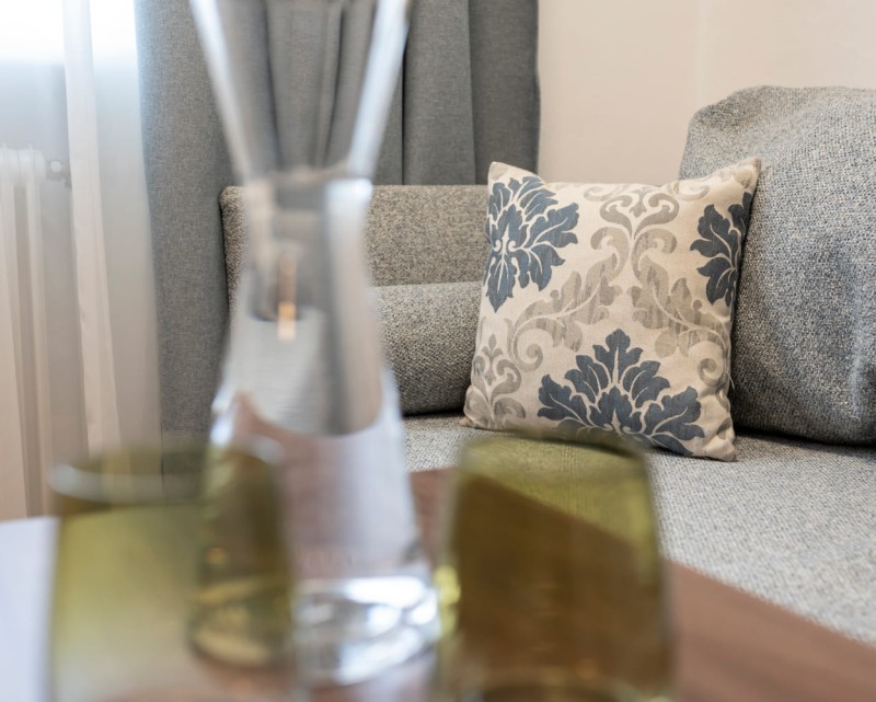 Wasser auf dem Tisch, Couch im Hintergrund © Foto von Lorenz Masser