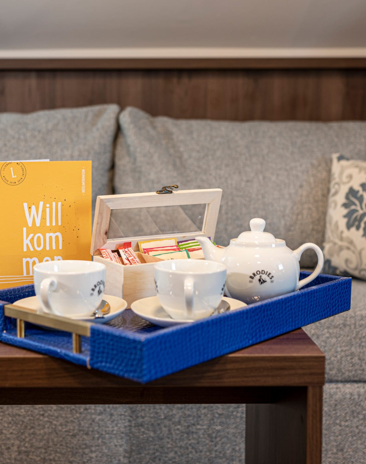 Teeservice und Zimmerinformation am Hotelzimmertisch © Lorenz Masser