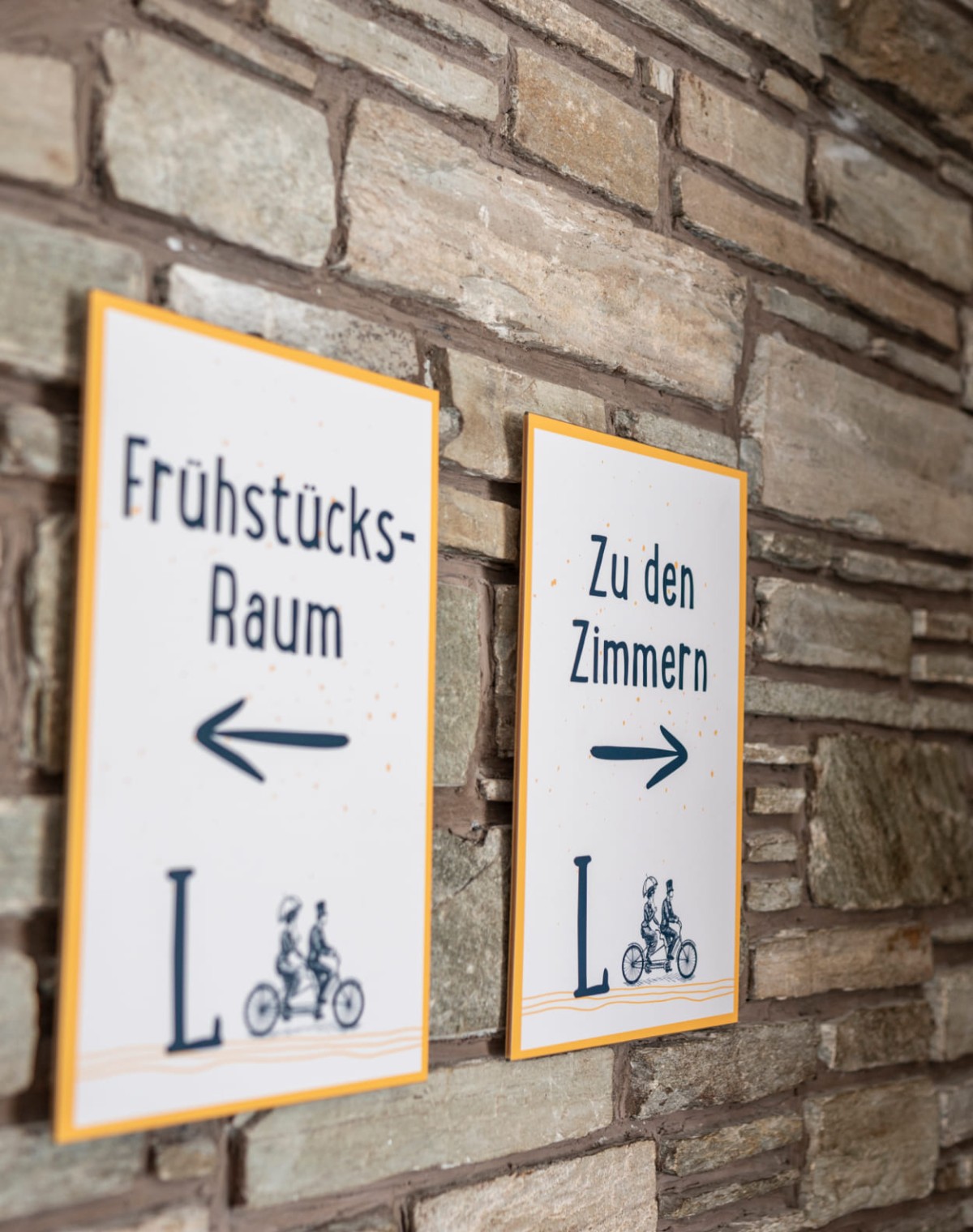 Wegweiser an der Wand © Lorenz Masser