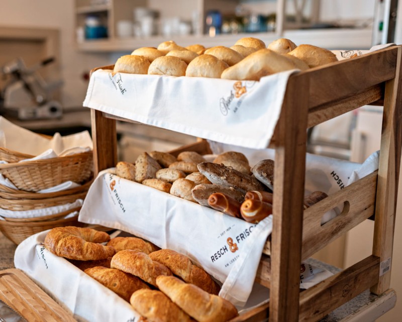 Brotauswahl und frisch aufgebackenens Gebäck am Frühstücksbuffet © Lorenz Masser