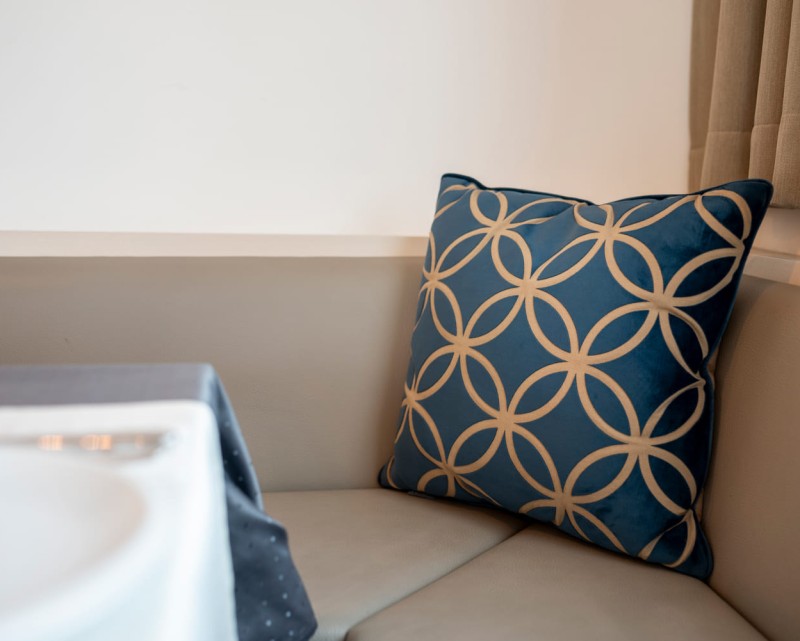 Kissen auf der Sitzbank im Frühstückshotel in Salzburg © Lorenz Masser