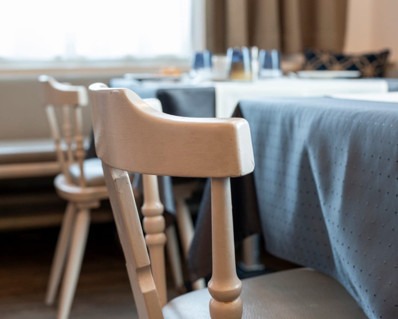 Stühle am Tisch im Frühstücksraum © Lorenz Masser