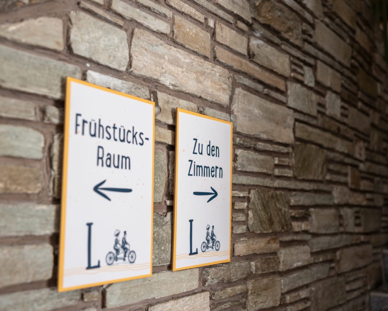 Schilder weisen den Weg im Haus © Lorenz Masser