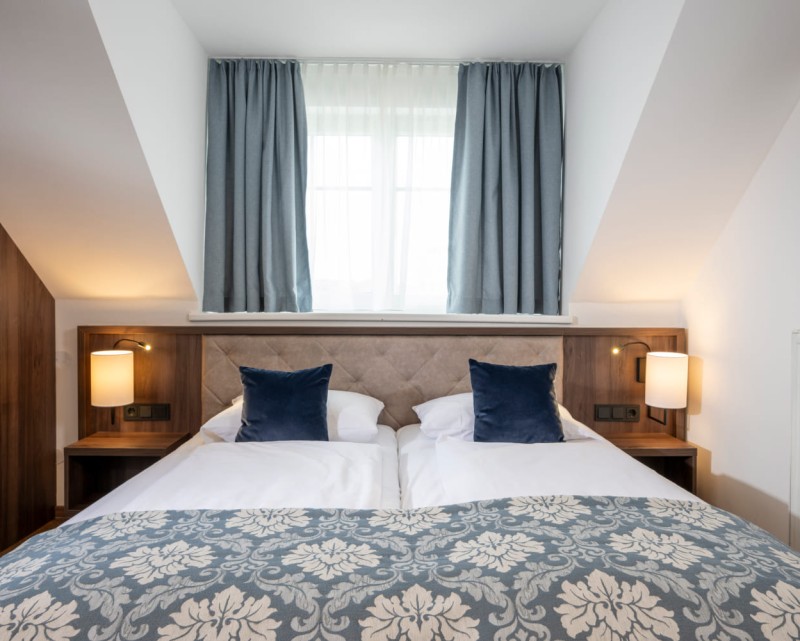 Doppelbett im Hotelzimmer im Lilienhof in Salzburg © Lorenz Masser