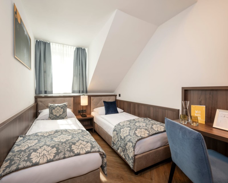 Doppelzimmer mit Schreibtisch © Lorenz Masser