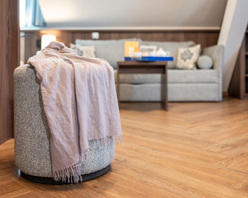 Gemütliche Couch und Hocker im Hotelzimmer im Hotel Lilienhof © Lorenz Masser