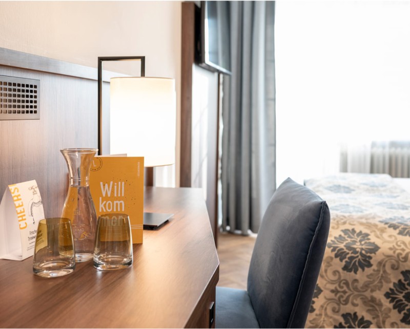 Trinkwasser, Schreibtisch und TV im Doppelzimmer © Foto von Lorenz Masser
